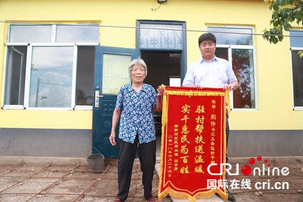 03【吉林】【原創】【CRI看吉林（標題）】【社會民生（標題）】【關東黑土（延邊）】【移動版（圖）】延吉市朝陽川鎮柳新村駐村“第一書記”荊偉：讓村民生活的幸福感大大提升