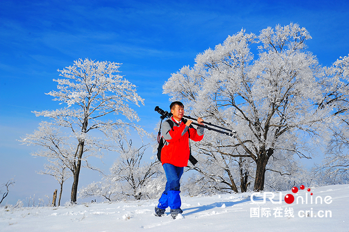 10【吉林】【原創】【CRI看吉林（標題）】【生態吉林（標題）】【關東黑土（通化）】【移動版（圖）】慶祝改革開放40週年系列報道（吉林篇）之二十七：《東北樹木彩色圖志》是中國第一部系統研究東北地區野生木本植物專著