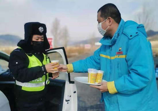 07【吉林供稿】延吉市民為執勤民警獻愛心支援防疫一線