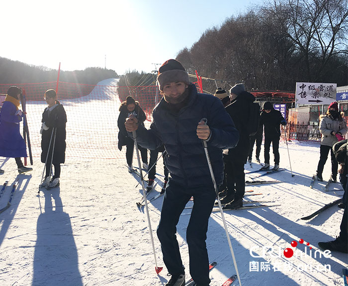 01【吉林】【原創】【CRI看吉林（標題）】【白山松水（標題）】【關東黑土（長春）】【移動版（圖）】長春凈月潭瓦薩國際滑雪節國際友人越野滑雪訓練營開營