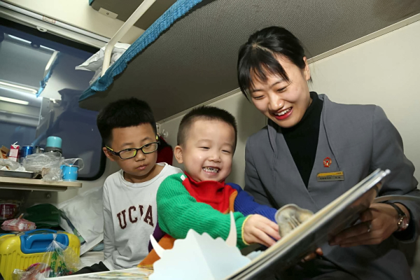 春運首日 列車“幼兒園”開園