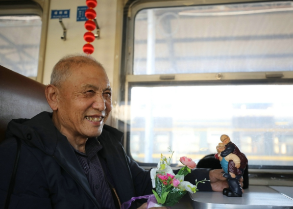 穿行在長白山山脈的綠皮慢火車 最低票價兩元錢