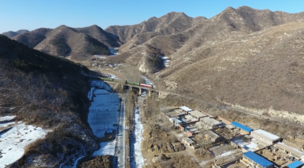 穿行在長白山山脈的綠皮慢火車 最低票價兩元錢