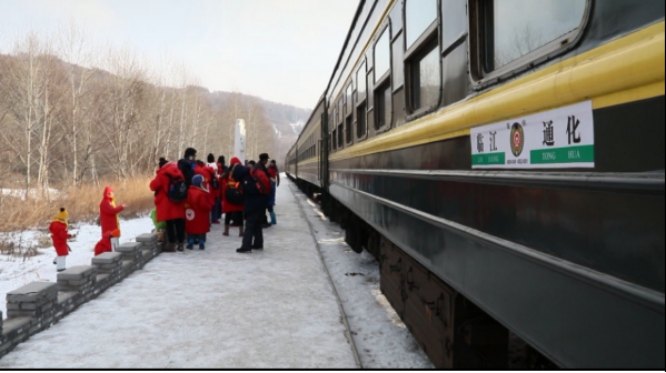 穿行在長白山山脈的綠皮慢火車 最低票價兩元錢