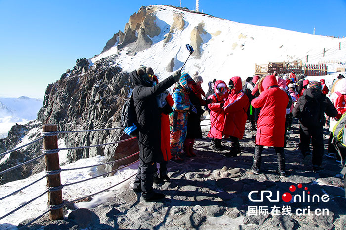 08【吉林】【原創】【CRI看吉林（標題）】“漁獵查幹湖•2018冰雪吉林行”中外媒體記者登長白山 賞天池美景