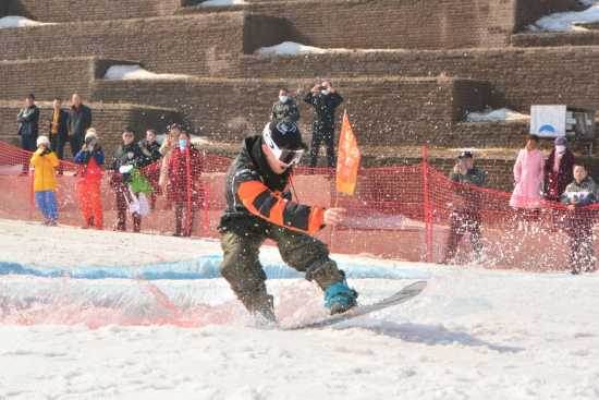 長春廟香山“牛氣沖天”雪地光豬狂歡節歡樂上演