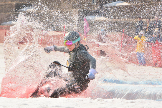 長春廟香山“牛氣沖天”雪地光豬狂歡節歡樂上演