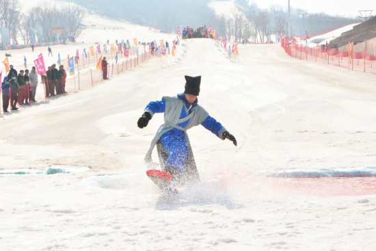 長春廟香山“牛氣沖天”雪地光豬狂歡節歡樂上演