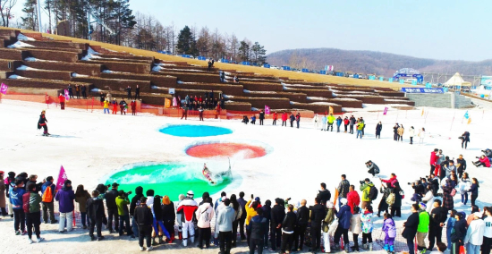 長春廟香山“牛氣沖天”雪地光豬狂歡節歡樂上演