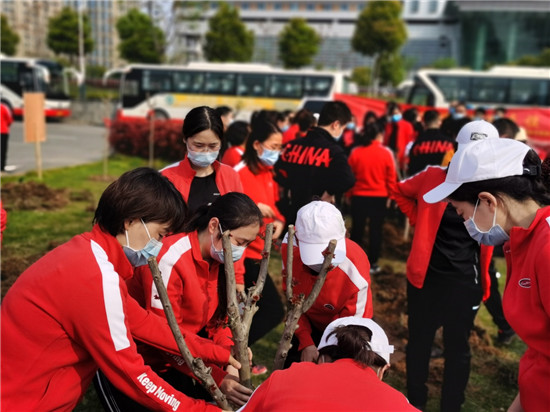 吉林和武漢的醫療隊在同濟醫院中法新城院區種下了守望相助的“友誼林”