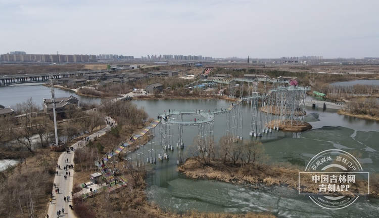 玻璃廊橋落戶長春北湖公園