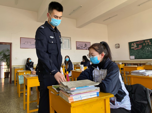 民警啟動暖心“護學崗” 為師生復教複學保駕護航