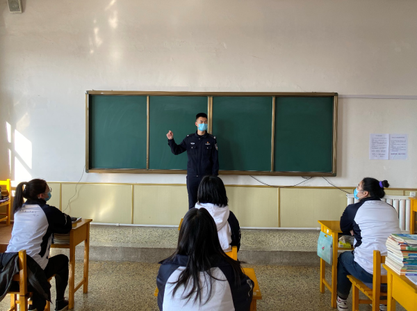 吉林長白民警啟動暖心“護學崗” 為師生復教複學保駕護航