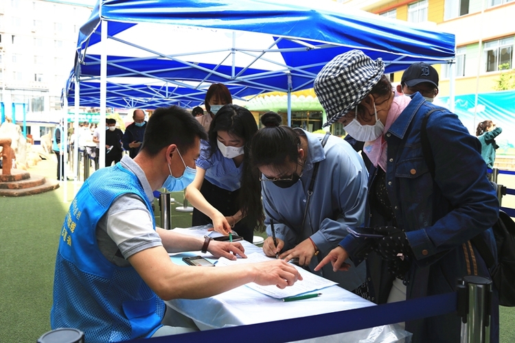 延吉大型新冠疫苗臨時接種點啟用首日 市民積極接種_fororder_2圖説：市民填寫《疫苗知情同意書》 供圖 延吉市委宣傳部.JPG