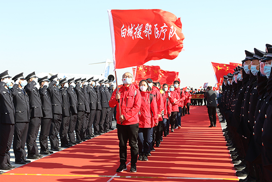 02【Ok】【吉林供稿】白城市30名援鄂醫療隊員回家 當地高規格、高禮儀迎接