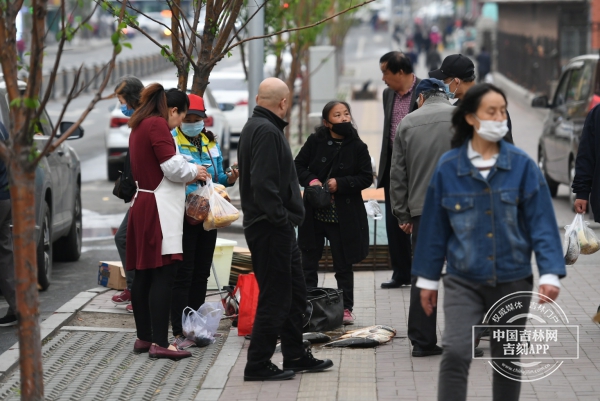 晴熱讓位雷雨 注意增添衣物別著涼 今早長春人這組穿衣圖，詮釋了天氣玩“變臉” !