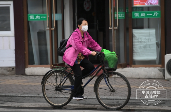 晴熱讓位雷雨 注意增添衣物別著涼 今早長春人這組穿衣圖，詮釋了天氣玩“變臉” !