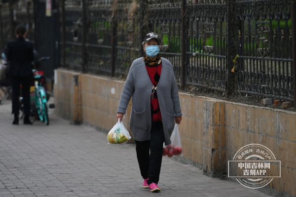 晴熱讓位雷雨 注意增添衣物別著涼 今早長春人這組穿衣圖，詮釋了天氣玩“變臉” !