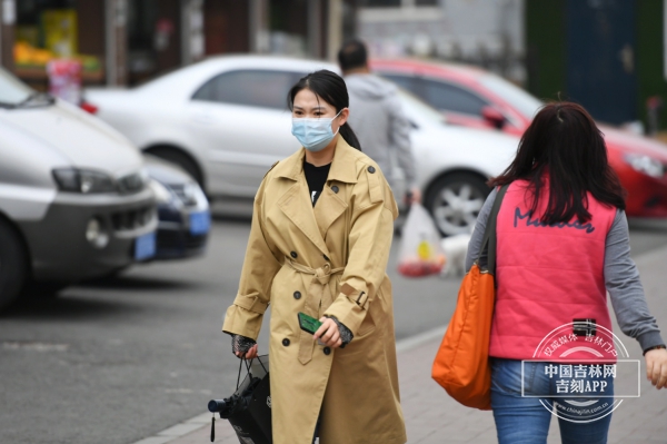 晴熱讓位雷雨 注意增添衣物別著涼 今早長春人這組穿衣圖，詮釋了天氣玩“變臉” !