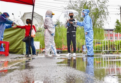 雨中的堅守