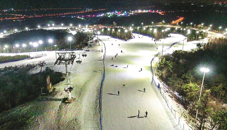 吉林省多個滑雪場開展夜滑運動 促進冰雪旅遊提檔升級