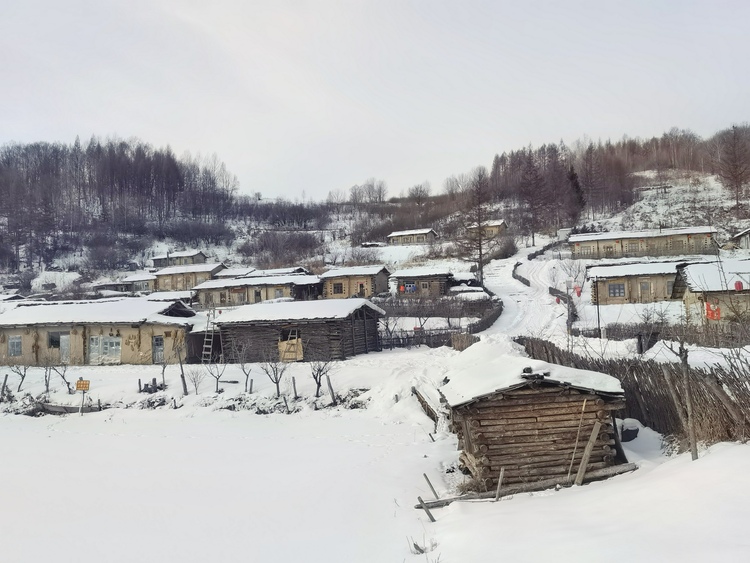 嚮往的冬天在吉林：繽紛體驗“動起來” 冰雪白山“火起來”_fororder_錦江滿族木屋村