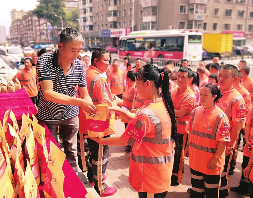 長春市朝陽區保潔處工會為戶外保潔人員發放慰問品