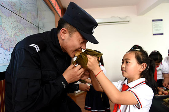 B【吉04】吉林長白山：濃濃溫情迎端午 暖暖警營送祝福