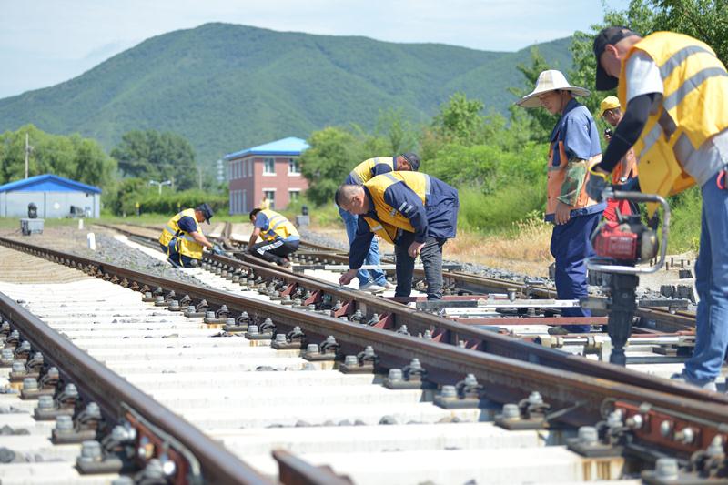 圖們鐵路“黃馬甲”熱浪中準時“出征”