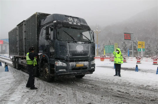 風雪兼程，共克時艱 吉林公安交警“疫”勇前行_fororder_1