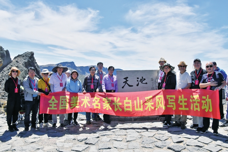 長白山景區單日遊客量突破萬人大關