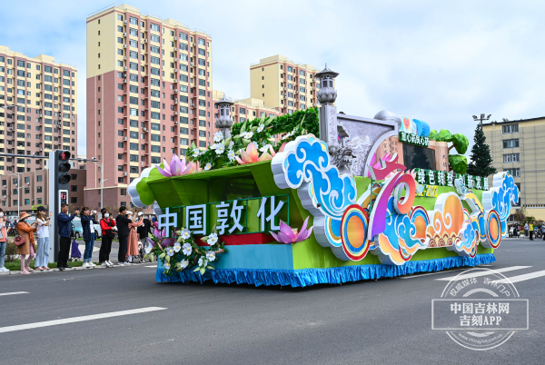 氣氛拉滿！延邊硬核元素在州慶花車巡遊中綻放光彩