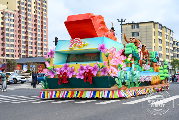 氣氛拉滿！延邊硬核元素在州慶花車巡遊中綻放光彩