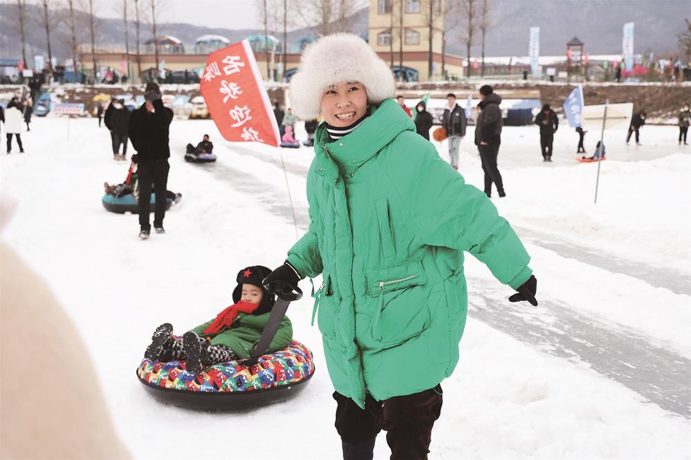 吉林市：滑雪天堂 燃情熱“雪”_fororder_名峰山莊裏遊客正在滑雪圈。