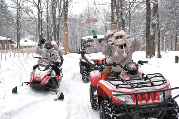 春節假期安圖旅遊市場強勢回暖_fororder_遊客在奶頭山村體驗雪地穿越