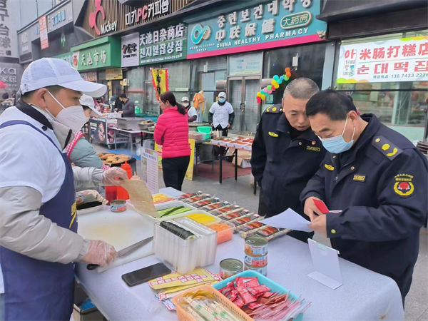 延吉市多部門開展“五一”節前專項檢查_fororder_延吉市城管局工作人員開展集中整治活動 供圖 延吉市委宣傳部