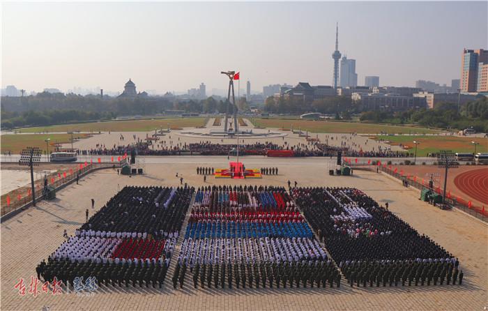 超燃！3500余人長春文化廣場升國旗唱國歌為祖國慶生