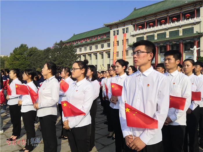 超燃！3500余人長春文化廣場升國旗唱國歌為祖國慶生