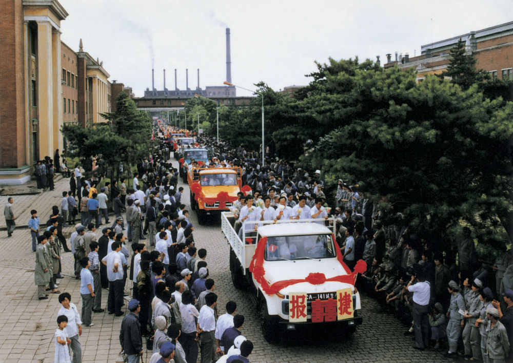 我在現場·照片背後的故事| 光影交錯間追尋縱橫70年的“汽車印記”