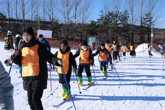 2023年延邊州安圖縣中小學“悅動吉林 粉雪歡樂季”專題研學體育課正式開課_fororder_安圖1