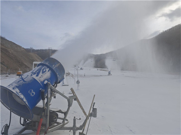 加班加點造雪澆冰 延吉這兩處場所即將開放_fororder_吉林冰雪1