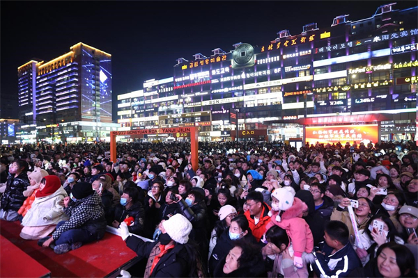 延吉網紅打卡地萬人蹦迪 市民遊客盛讚“延邊，你真會玩兒”_fororder_吉林蹦迪1