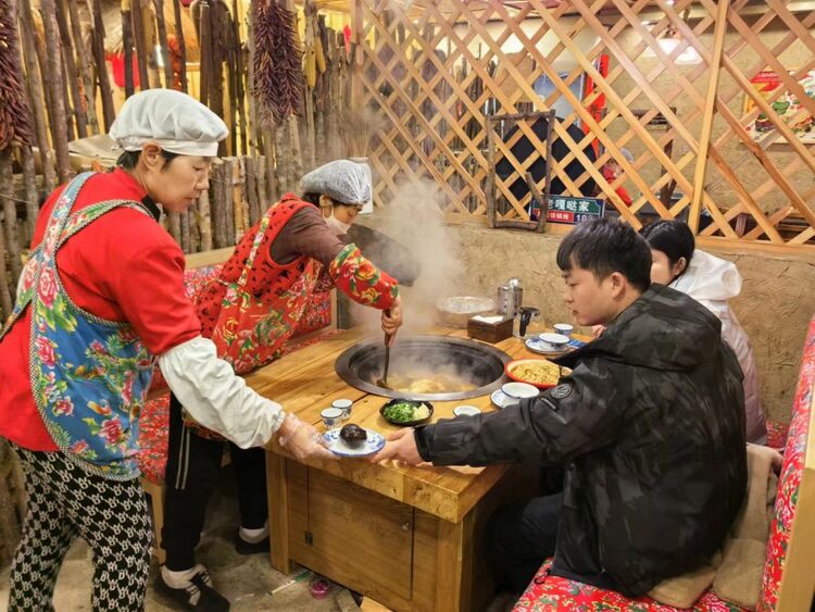 鐵鍋燉、粘豆包、鍋包肉——“東北味道”讓冰雪經濟煙火氣更濃