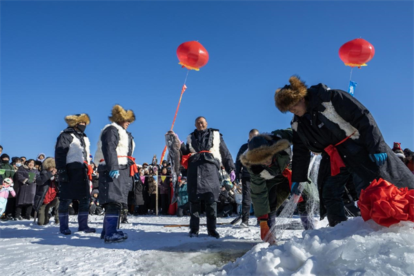 安圖長白山首屆雪山飛湖冬捕節開幕 頭魚以88888元成功拍賣_fororder_吉林安圖1