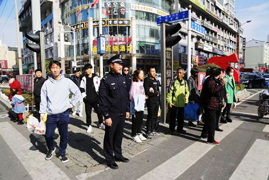 02【吉林】【供稿】延邊州延吉市2000余名交警上街整治不文明交通行為