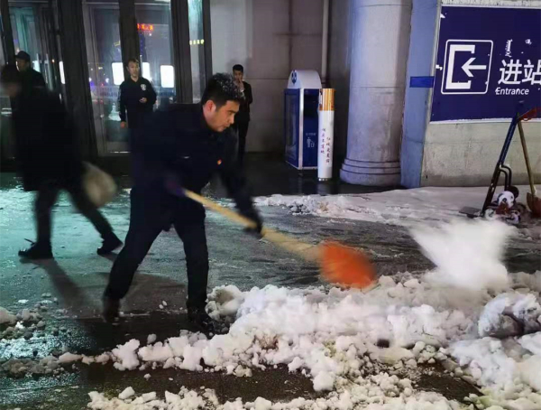 白城車務段鏖戰初雪確保鐵路暢通