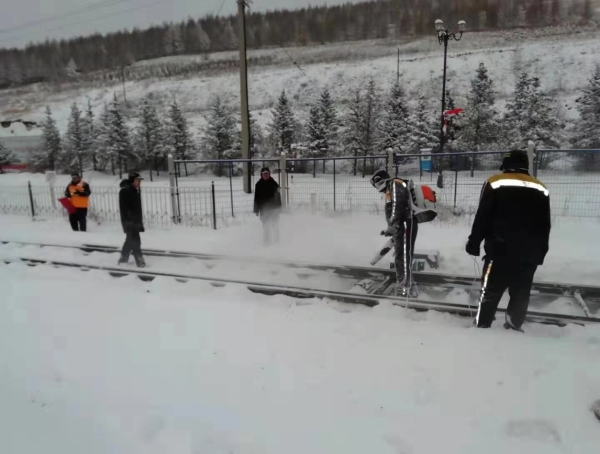 白城車務段鏖戰初雪確保鐵路暢通