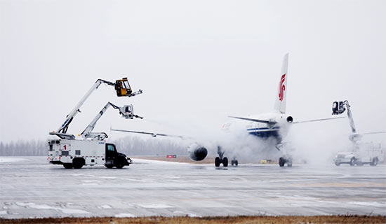 05【吉林】【原創】長春龍嘉國際機場全力清雪 保障運行安全