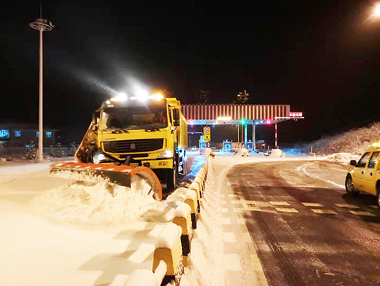 02【吉林】【原創】吉林省普降暴雪 高速公路2000余人緊急除雪