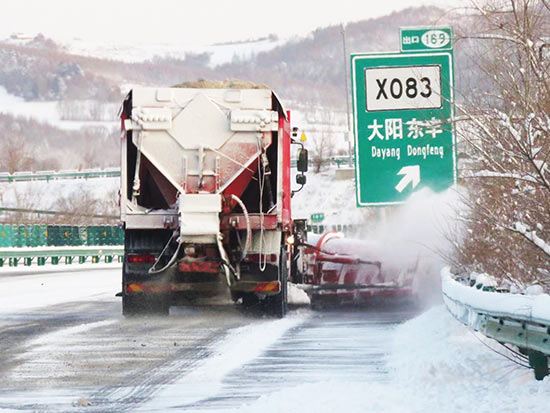 02【吉林】【原創】吉林省普降暴雪 高速公路2000余人緊急除雪